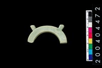 藏品(帶四突起環狀玦形玉耳飾)的圖片