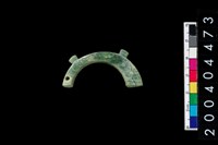 藏品(帶四突起環狀玦形玉耳飾)的圖片