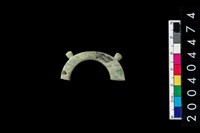 藏品(帶四突起環狀玦形玉耳飾)的圖片