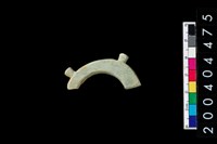 藏品(帶四突起環狀玦形玉耳飾)的圖片