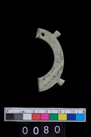 藏品(帶四突起環狀玦形耳飾)的圖片