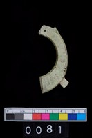 藏品(帶四突起環狀玦形耳飾)的圖片