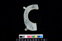 藏品(帶四突起環狀玦形玉耳飾)的圖片