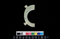 藏品(帶四突起環狀玦形玉耳飾)的圖片