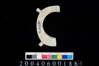 藏品(帶四突起環狀玦形玉耳飾)的圖片