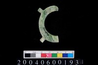 藏品(帶四突起環狀玦形玉耳飾)的圖片