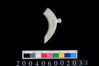 藏品(帶四突起環狀玦形玉耳飾)的圖片