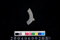 藏品(帶四突起環狀玦形板岩耳飾)的圖片