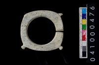 藏品(帶四突起玦型玉耳飾)的圖片