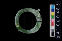 藏品(帶四突起玦型玉耳飾)的圖片