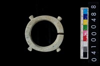 藏品(帶四突起玦型玉耳飾)的圖片