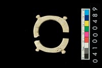 藏品(帶四突起玦型玉耳飾)的圖片