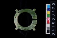 藏品(帶四突起玦型玉耳飾)的圖片