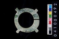 藏品(帶四突起玦型玉耳飾)的圖片