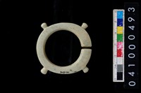 藏品(帶四突起玦型玉耳飾)的圖片