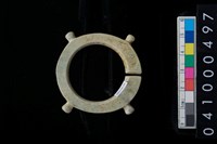 藏品(帶四突起玦型玉耳飾)的圖片