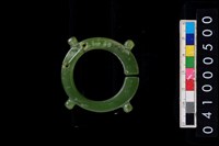 藏品(帶四突起玦型玉耳飾)的圖片