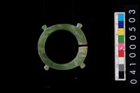 藏品(帶四突起玦型玉耳飾)的圖片