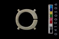 藏品(帶四突起玦型玉耳飾)的圖片