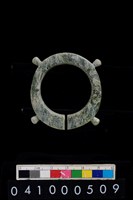 藏品(帶四突起玦型玉耳飾)的圖片