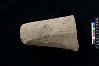 藏品(打製石斧殘件)的圖片