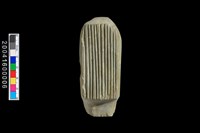 藏品(有槽石棒)的圖片