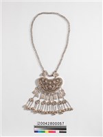 藏品(銀製壓領胸飾)的圖片