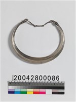 藏品(男子銀製項圈)的圖片