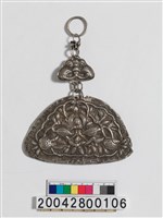 藏品(銀製胸兜飾件)的圖片