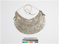 藏品(女子銀製胸飾)的圖片