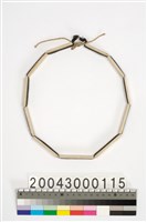 藏品(貝片頭飾)的圖片