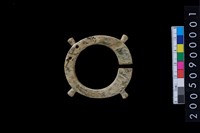 藏品(帶四突起環狀玦形玉耳飾)的圖片