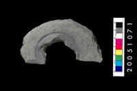 藏品(石環製作材料－中央帶啄孔與旋截痕打剝圓板)的圖片