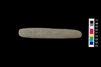 藏品(有槽石棒)的圖片