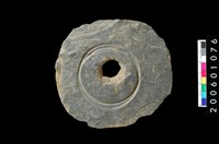 藏品(帶啄孔與旋截痕板岩片)的圖片