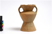 藏品(雙豎把折腹圈足陪葬陶罐)的圖片