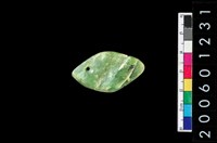 藏品(帶穿玉墜飾)的圖片