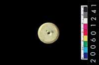 藏品(帶穿玉圓板)的圖片