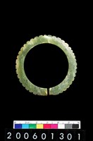 藏品(卑南文化環形帶齒緣玉玦)的圖片