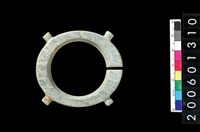 藏品(帶四突起環狀玦形玉耳飾)的圖片