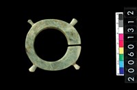 藏品(帶四突起環狀玦形玉耳飾)的圖片