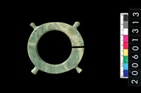 藏品(帶四突起環狀玦形玉耳飾)的圖片