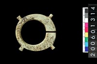 藏品(帶四突起環狀玦形玉耳飾)的圖片