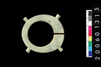 藏品(帶四突起環狀玦形玉耳飾)的圖片