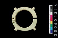 藏品(帶四突起環狀玦形玉耳飾)的圖片