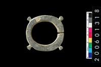 藏品(帶四突起環狀玦形石耳飾)的圖片