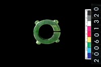 藏品(帶四突起環狀玦形玉耳飾)的圖片