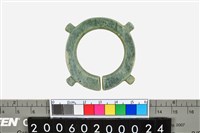 藏品(帶四突起環狀玦形玉耳飾)的圖片