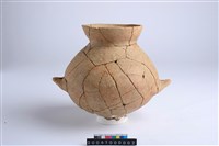 藏品(帶三角把侈口鼓腹小圈足紋飾罐)的圖片