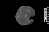 藏品(石環製作材料-中央帶啄痕打製圓板)的圖片